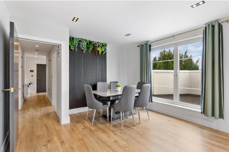 Luxury 2-Bed 2-Bath Penthouse with Large Private Terrace Sleeps 5Wembley walking distance to Wembley Stadium HA9 Apartment in Wembley