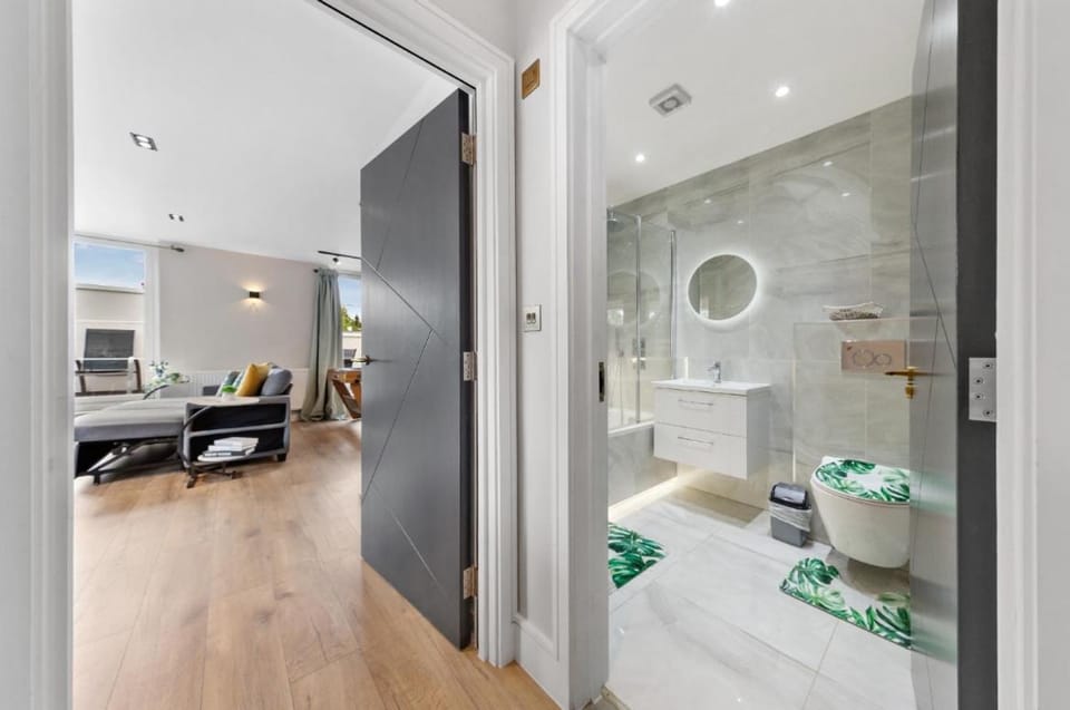 Luxury 2-Bed 2-Bath Penthouse with Large Private Terrace Sleeps 5Wembley walking distance to Wembley Stadium HA9 Apartment in Wembley