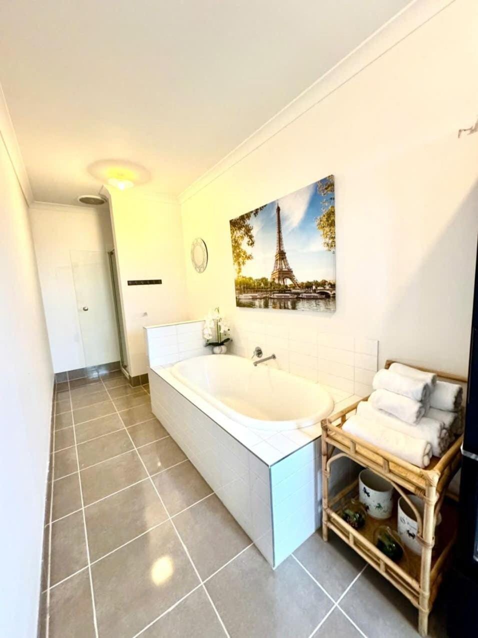 Studio 2 Queenbed Beautiful City View Free parking House in Diggers Rest