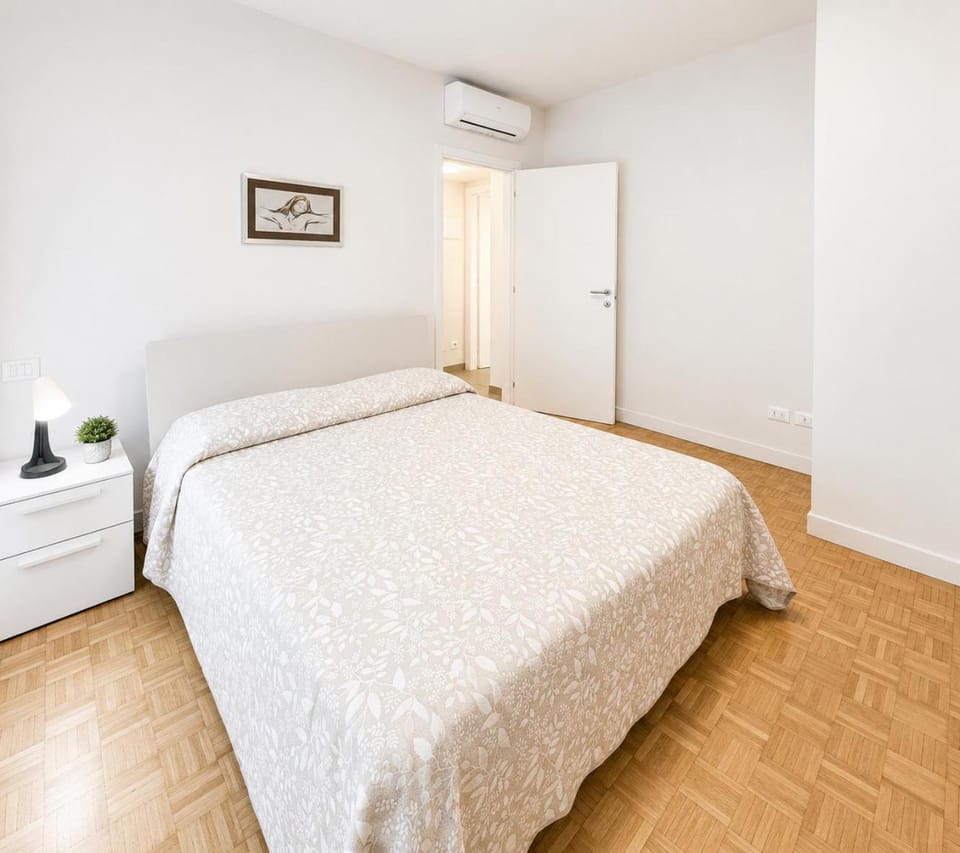 Bed, Photo of the whole room, Bedroom, wardrobe, air conditioner