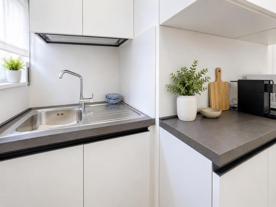 Coffee/tea facilities, Kitchen or kitchenette, stove