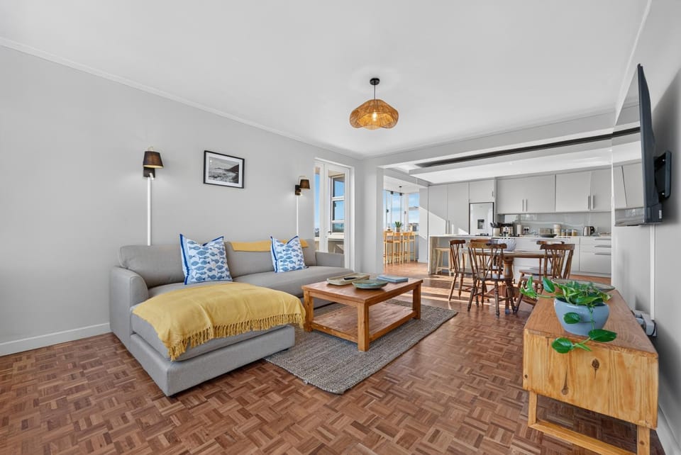 TV and multimedia, Coffee/tea facilities, Kitchen or kitchenette, Living room, Seating area, Dining area, Evening entertainment