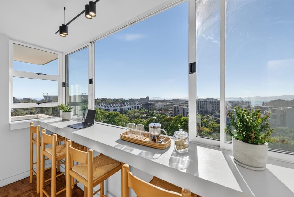 Day, View (from property/room), Dining area, City view