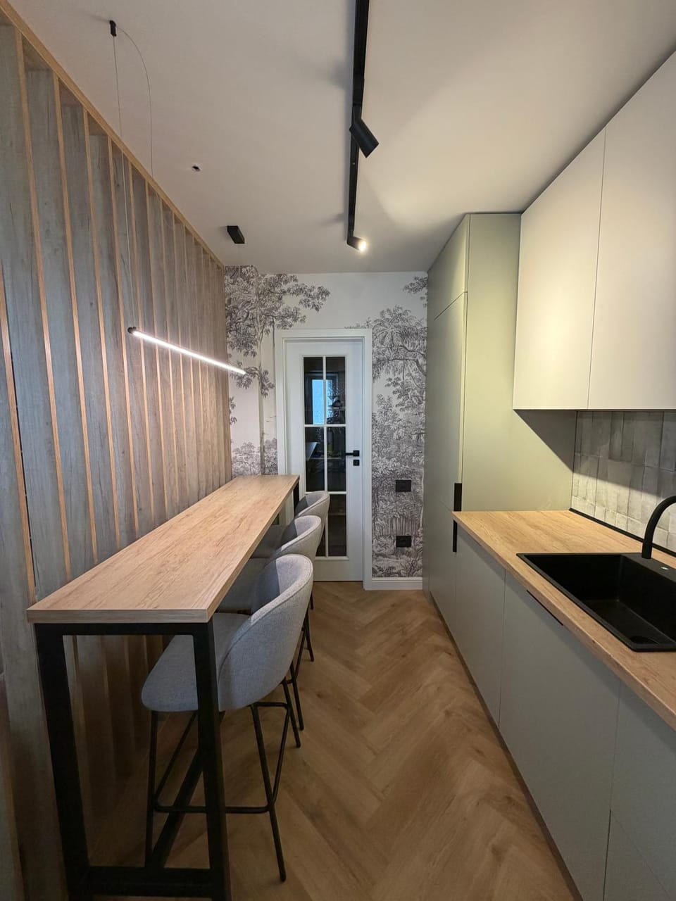 Kitchen or kitchenette, Dining area