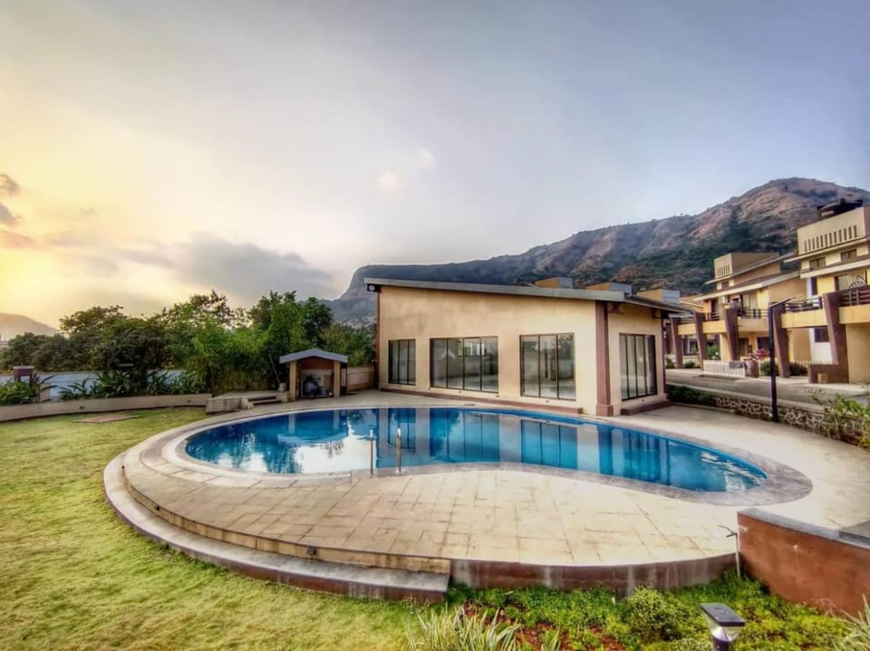 Property building, Natural landscape, Mountain view, Swimming pool, sunbed