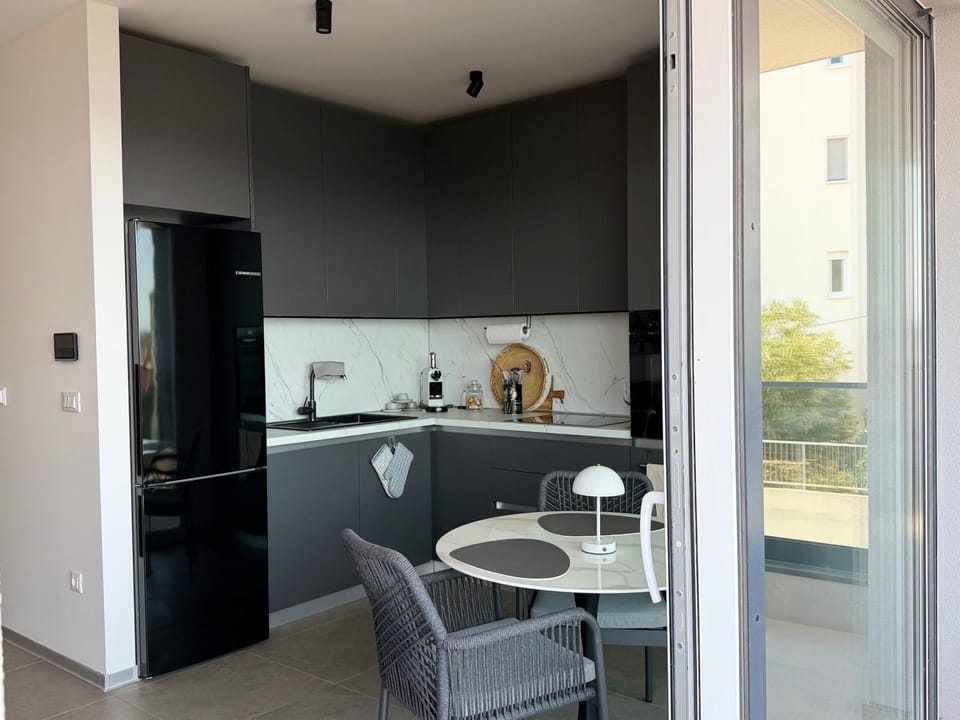 Kitchen or kitchenette, Seating area, Dining area