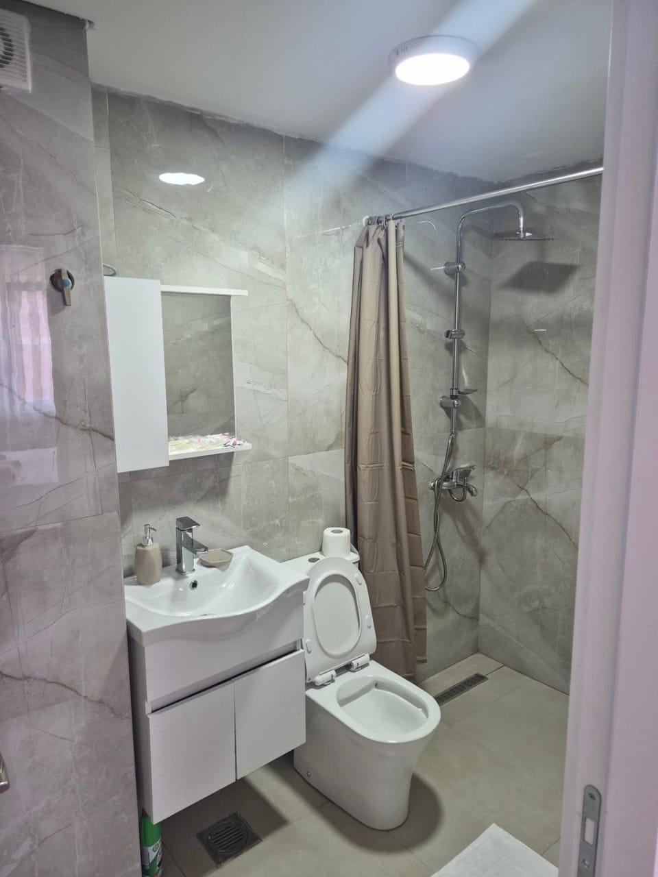 Shower, Toilet, Bathroom, towels