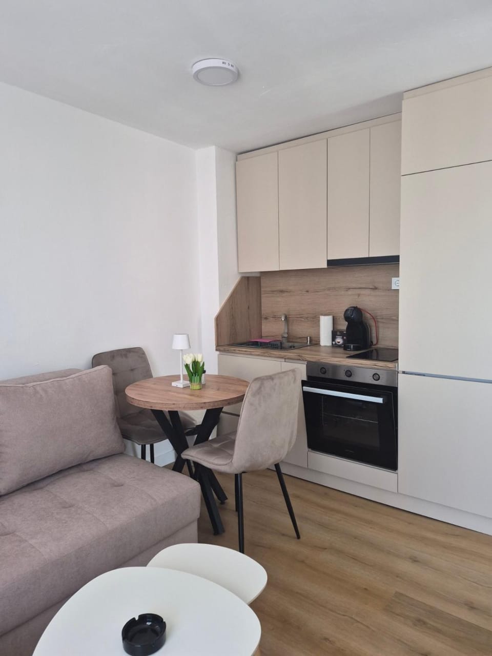 Coffee/tea facilities, Kitchen or kitchenette, Living room, Dining area, oven