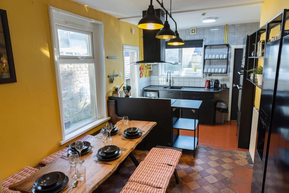Kitchen or kitchenette, Living room, Seating area, Dining area, Food