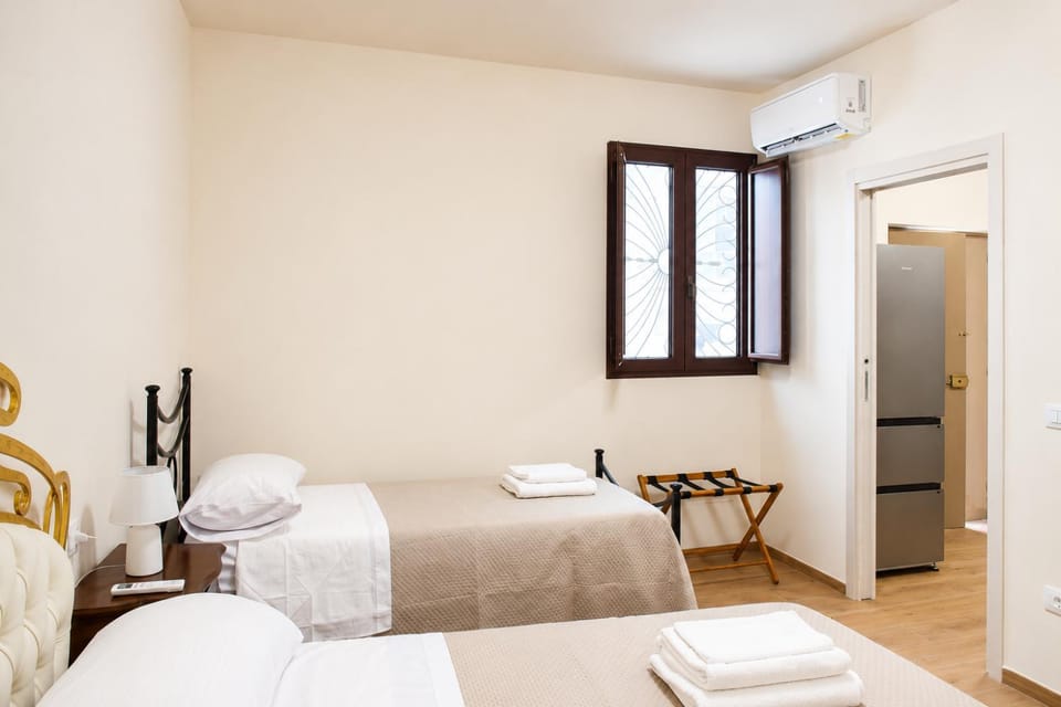 Bed, Bedroom, towels