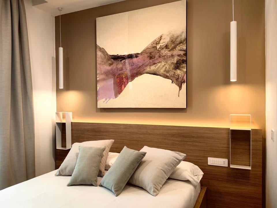 Bed, Photo of the whole room, Decorative detail, Bedroom