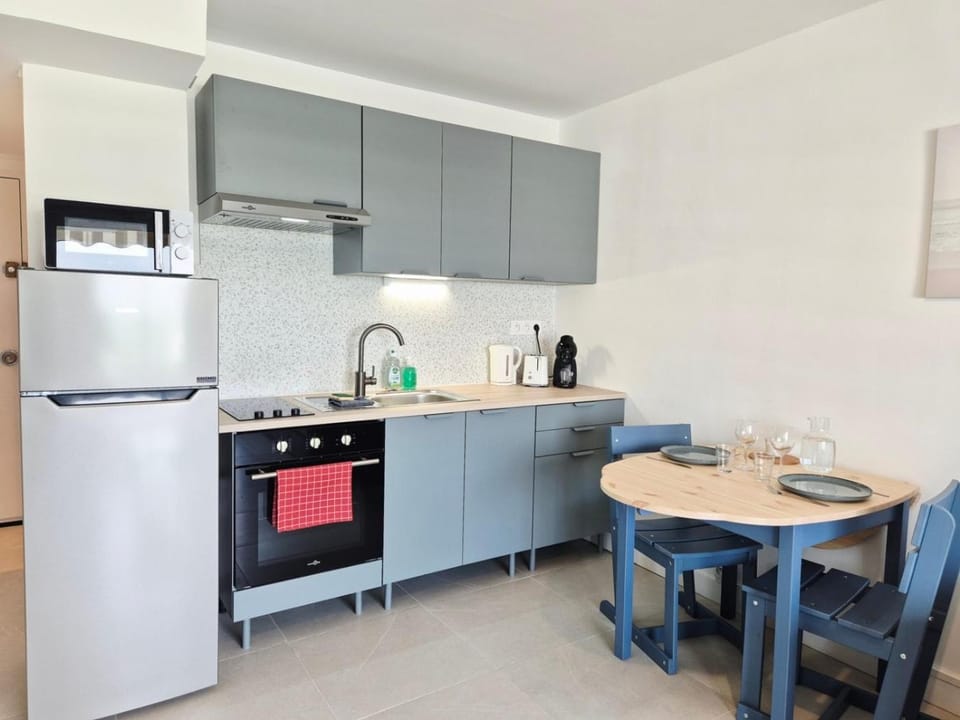 Coffee/tea facilities, microwave, oven, toaster, kitchen