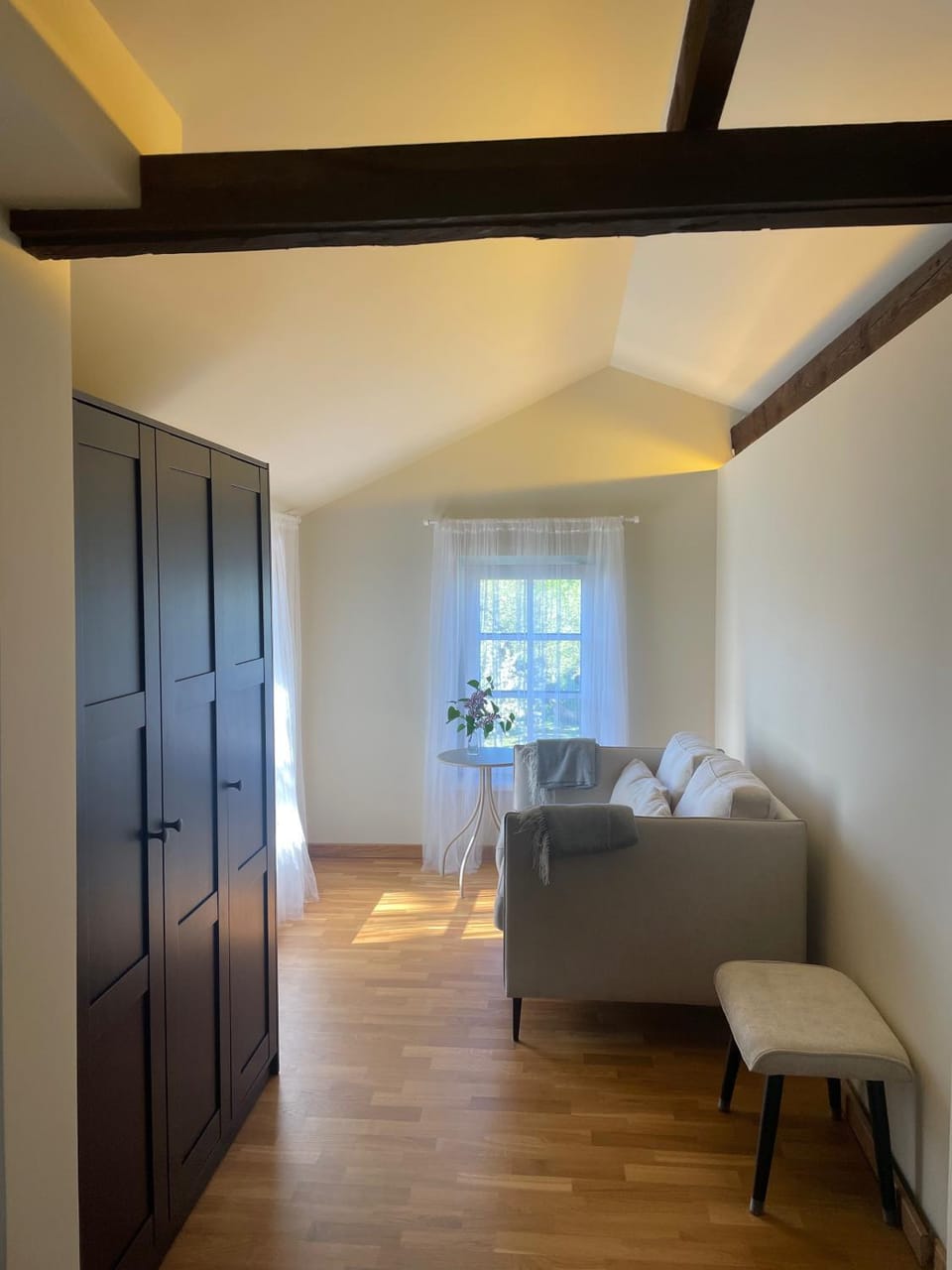 Photo of the whole room, Seating area, wardrobe