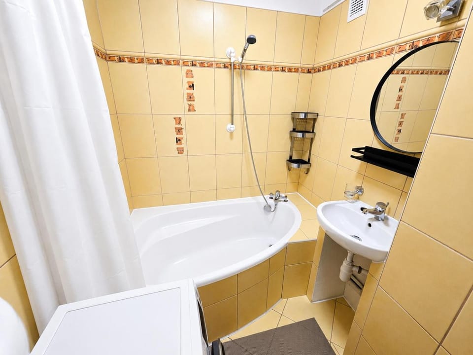 Bathroom, Bath, towels