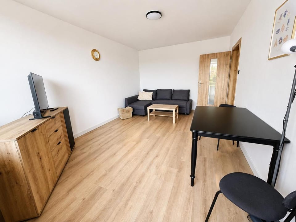 Communal lounge/ TV room, TV and multimedia, Living room, Seating area, Evening entertainment