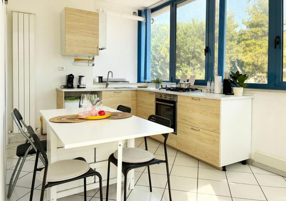 Coffee/tea facilities, Kitchen or kitchenette, Dining area, stove