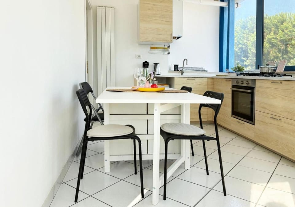 Kitchen or kitchenette, Seating area, Dining area, stove