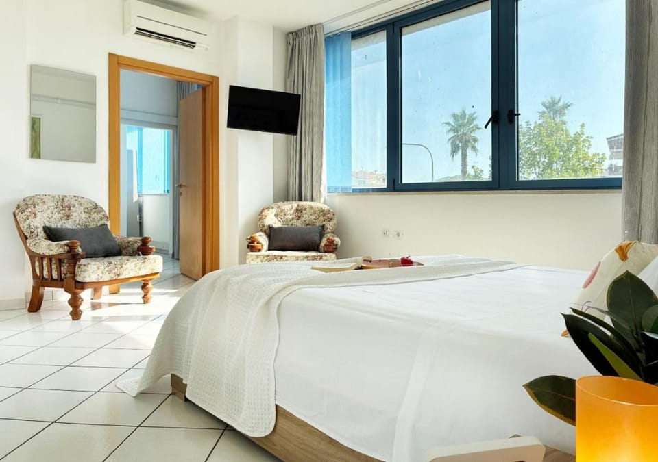 Bed, Living room, Photo of the whole room, Bedroom, air conditioner