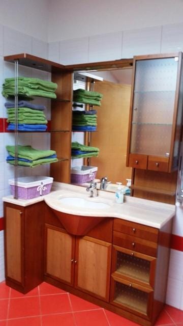 Bathroom, towels