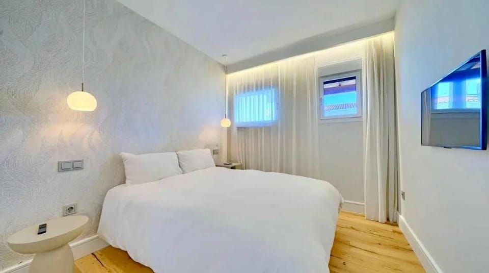 Bed, TV and multimedia, Bedroom