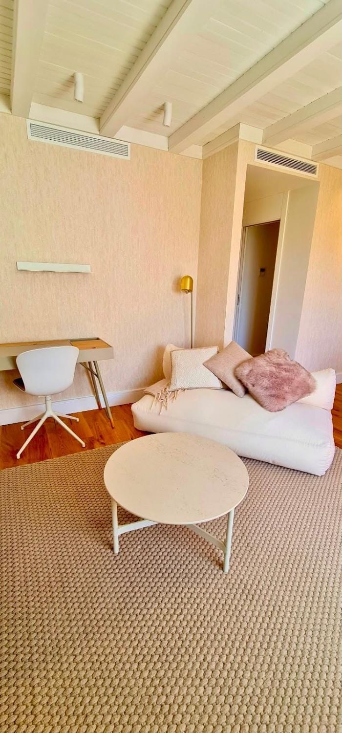 Communal lounge/ TV room, Bed, Living room, air conditioner