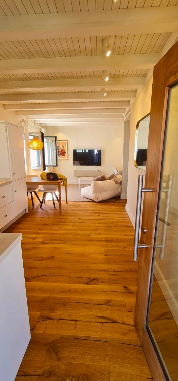 Communal lounge/ TV room, Facade/entrance, TV and multimedia, Kitchen or kitchenette, Living room