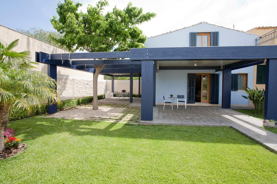 Property building, Facade/entrance, Garden