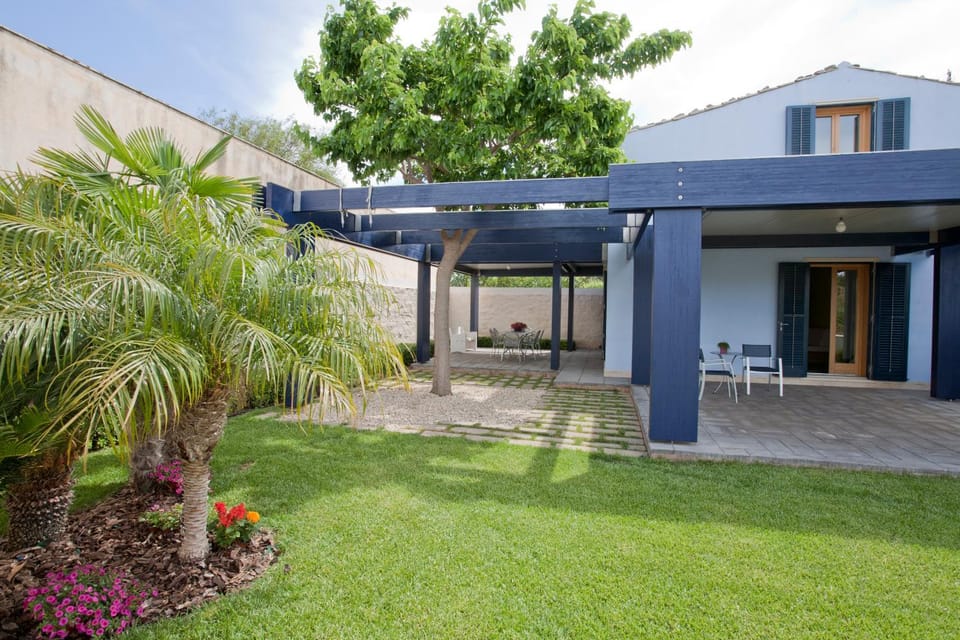 Property building, Facade/entrance, Garden