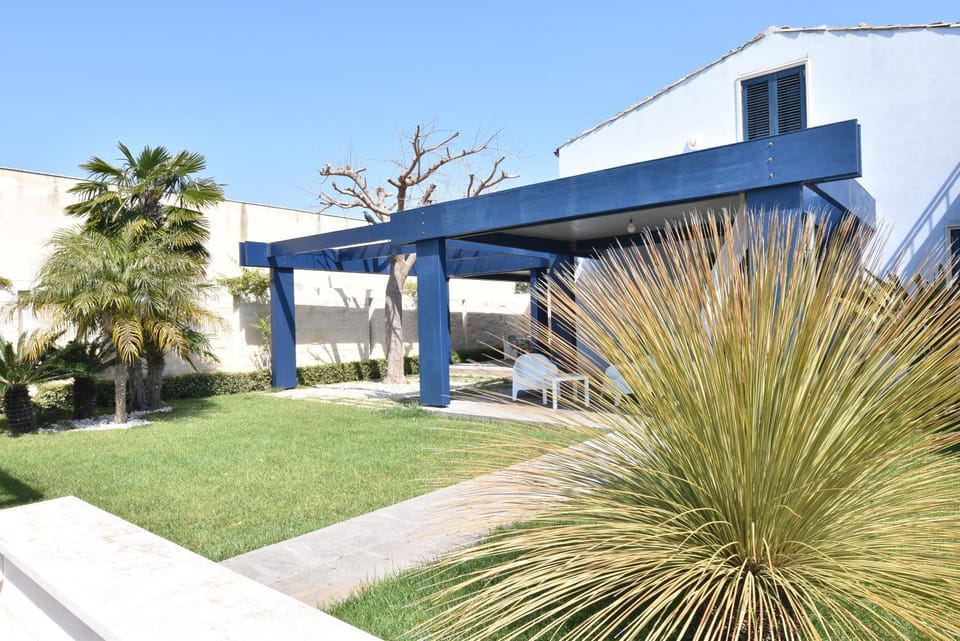 Property building, Facade/entrance, Garden