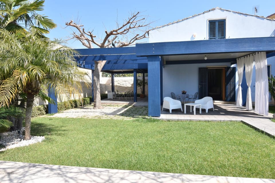 Property building, Facade/entrance, Garden