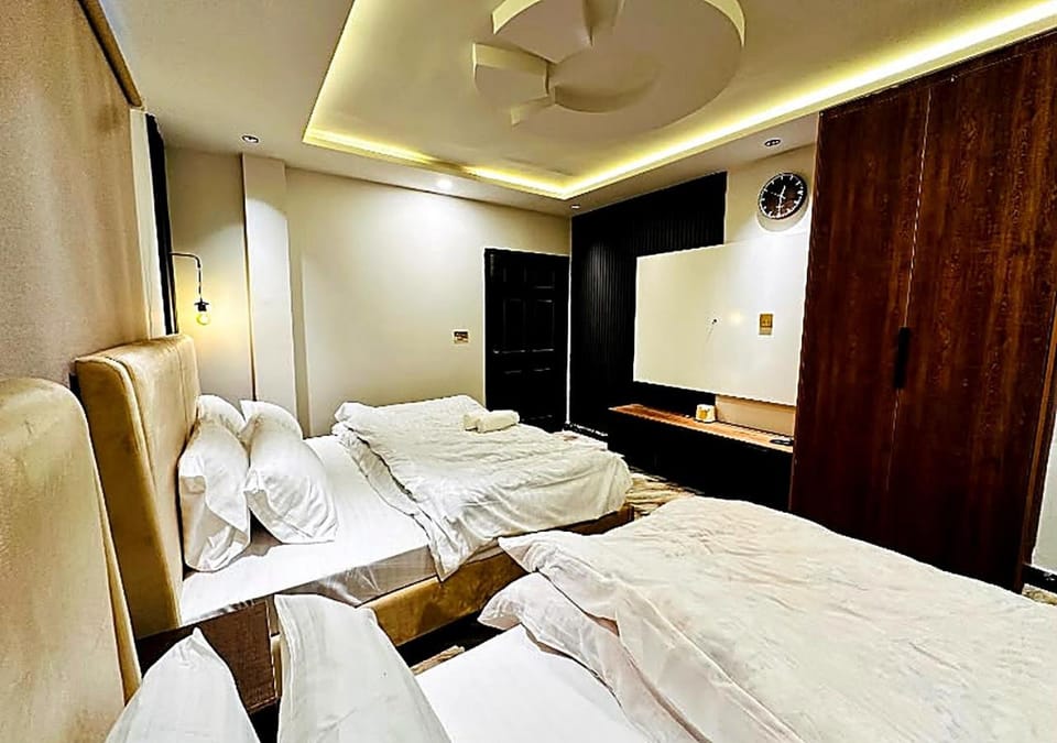 Photo of the whole room, Bedroom, wardrobe