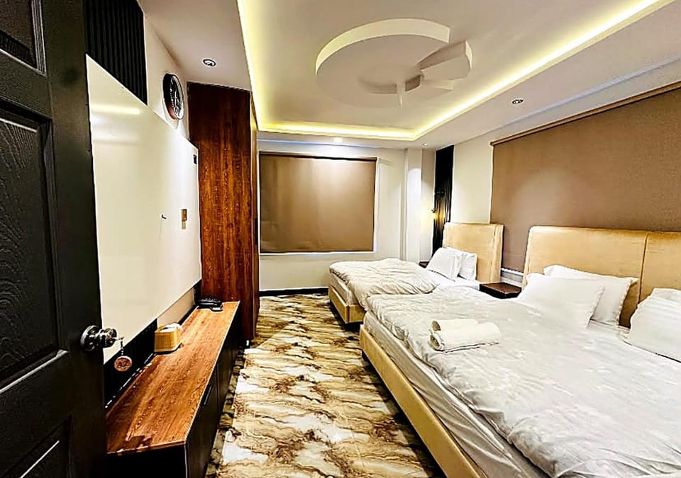 TV and multimedia, Living room, Seating area, Bedroom
