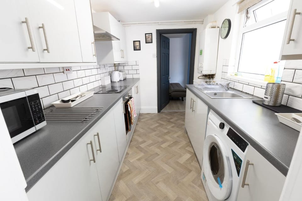 Central 4-BR Middlesbrough | Walk to Station & Uni Bed and Breakfast in Middlesbrough