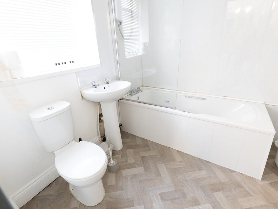 Central 4-BR Middlesbrough | Walk to Station & Uni Bed and Breakfast in Middlesbrough