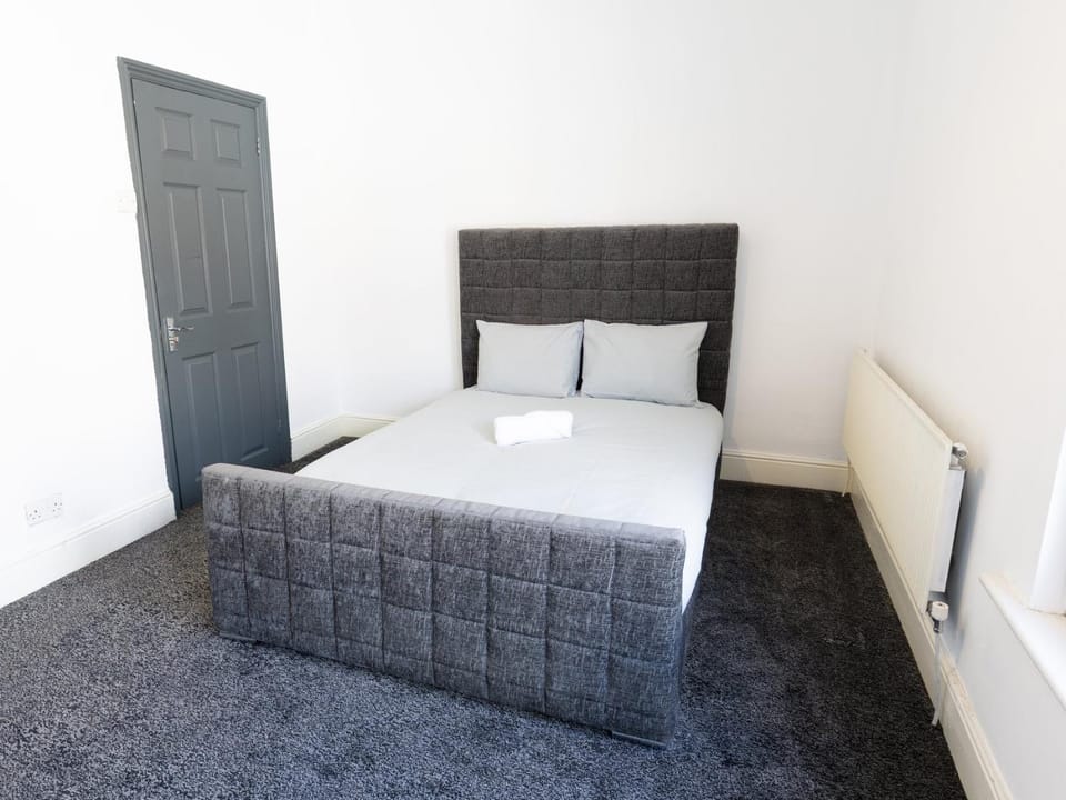 Central 4-BR Middlesbrough | Walk to Station & Uni Bed and Breakfast in Middlesbrough