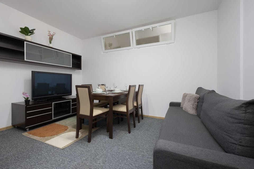 TV and multimedia, Living room, Seating area, Evening entertainment