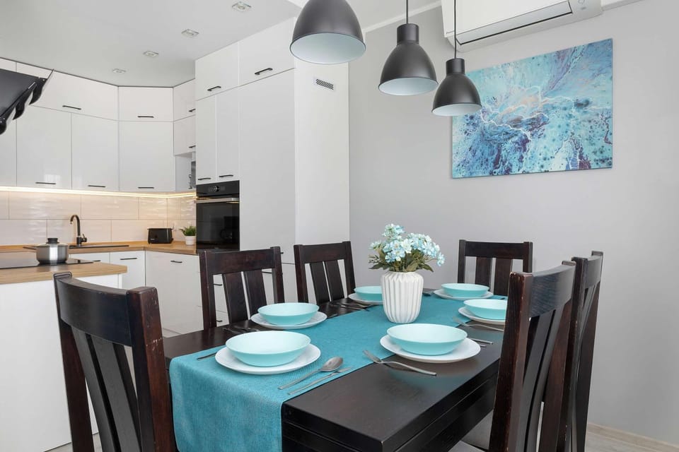 Kitchen or kitchenette, Living room, Seating area, Dining area, stove