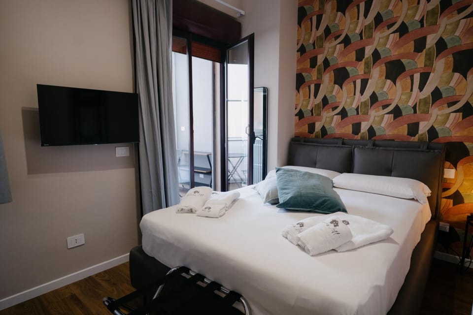Bed, TV and multimedia, Photo of the whole room, Bedroom, towels