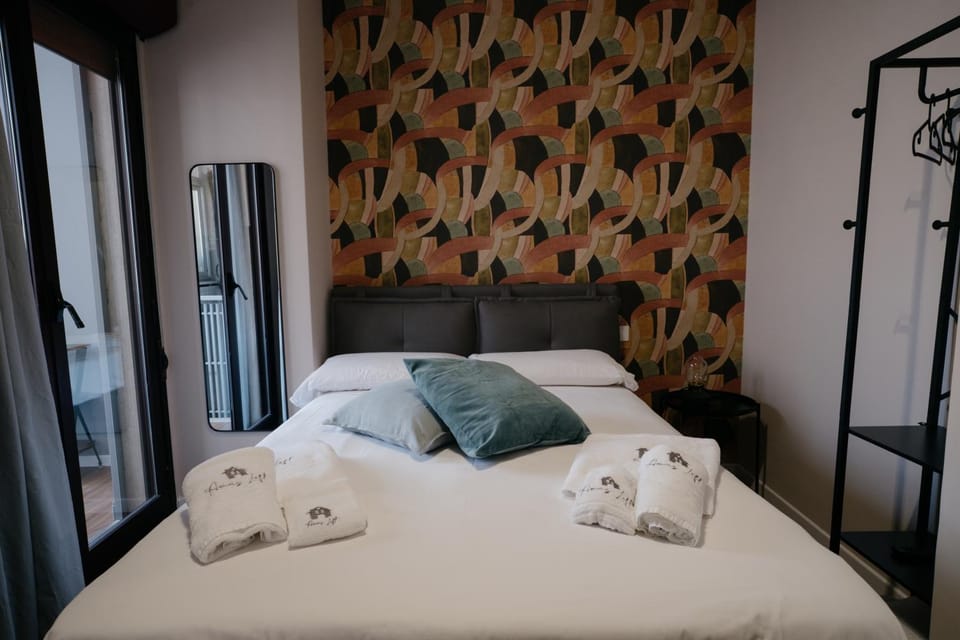 Bed, Photo of the whole room, Bedroom, towels