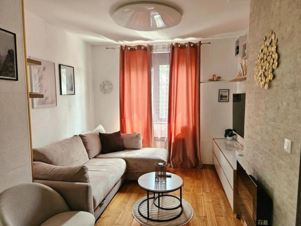 Bed, TV and multimedia, Living room, fireplace