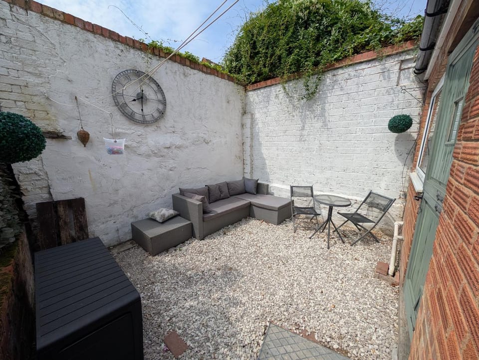 Patio, Day, Seating area