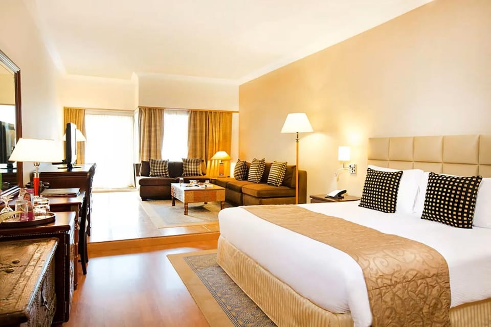 Bed, TV and multimedia, Living room, Photo of the whole room, Seating area, Bedroom