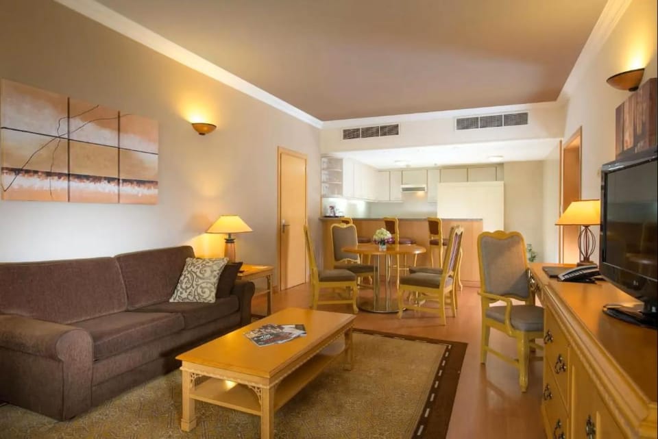 Communal lounge/ TV room, TV and multimedia, Living room, Seating area, Evening entertainment, air conditioner