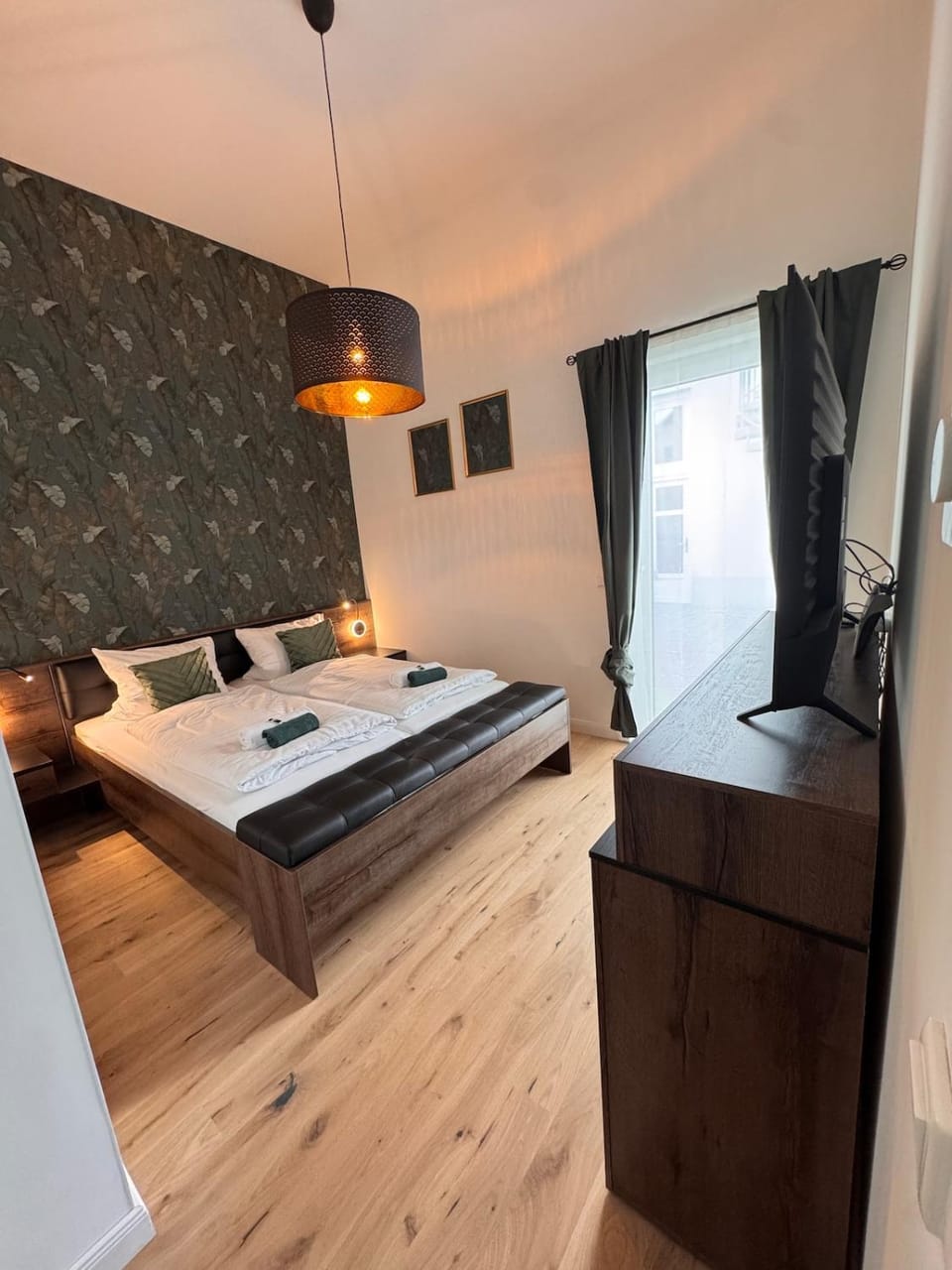 Bed, TV and multimedia, Photo of the whole room, Bedroom