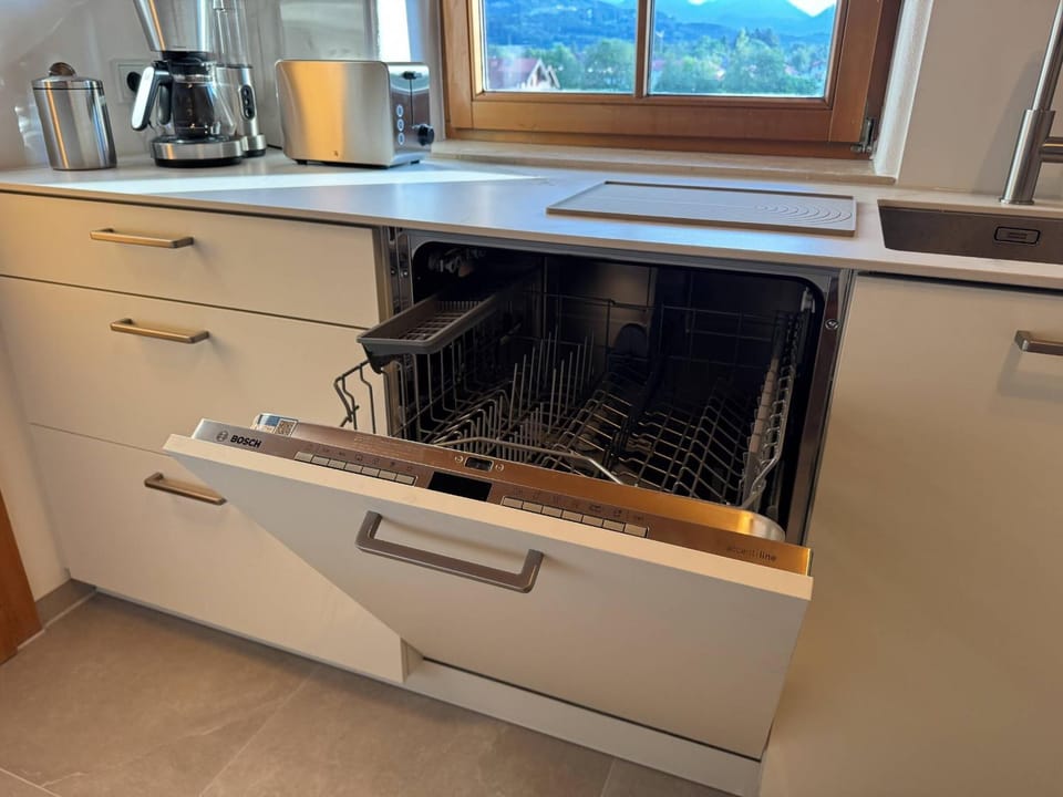 Coffee/tea facilities, Kitchen or kitchenette, dishwasher, stove, toaster