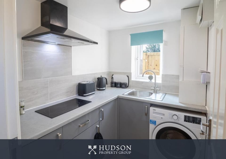 Kitchen or kitchenette, stove, washing machine