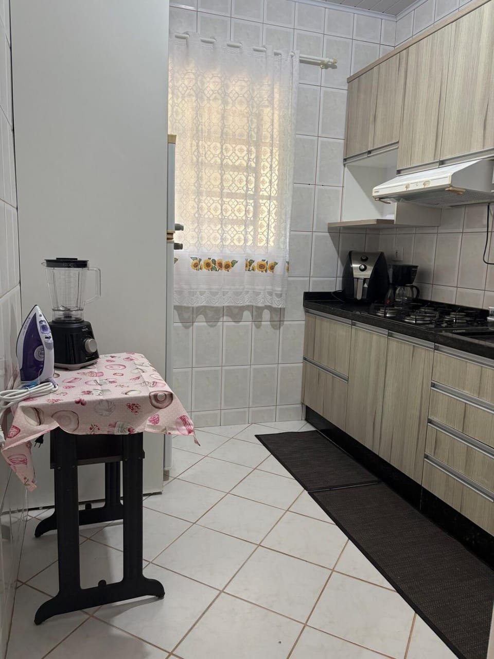Kitchen or kitchenette, Dining area, stove