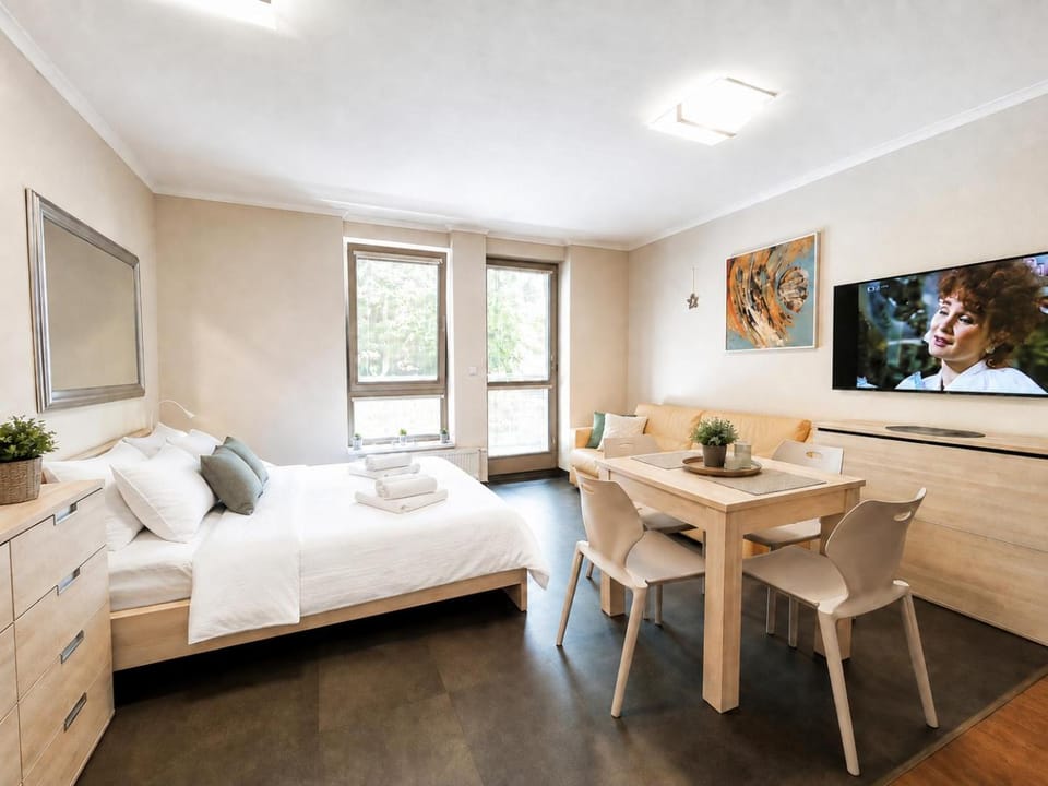 Bed, TV and multimedia, Living room, Photo of the whole room
