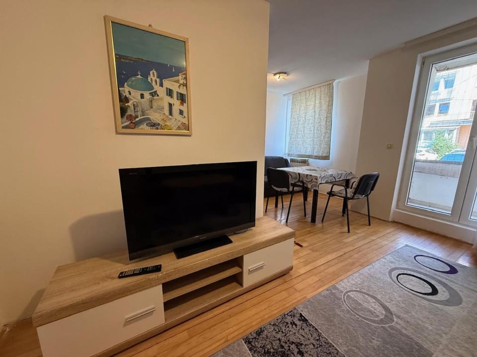 Communal lounge/ TV room, TV and multimedia, Living room, Seating area, Evening entertainment