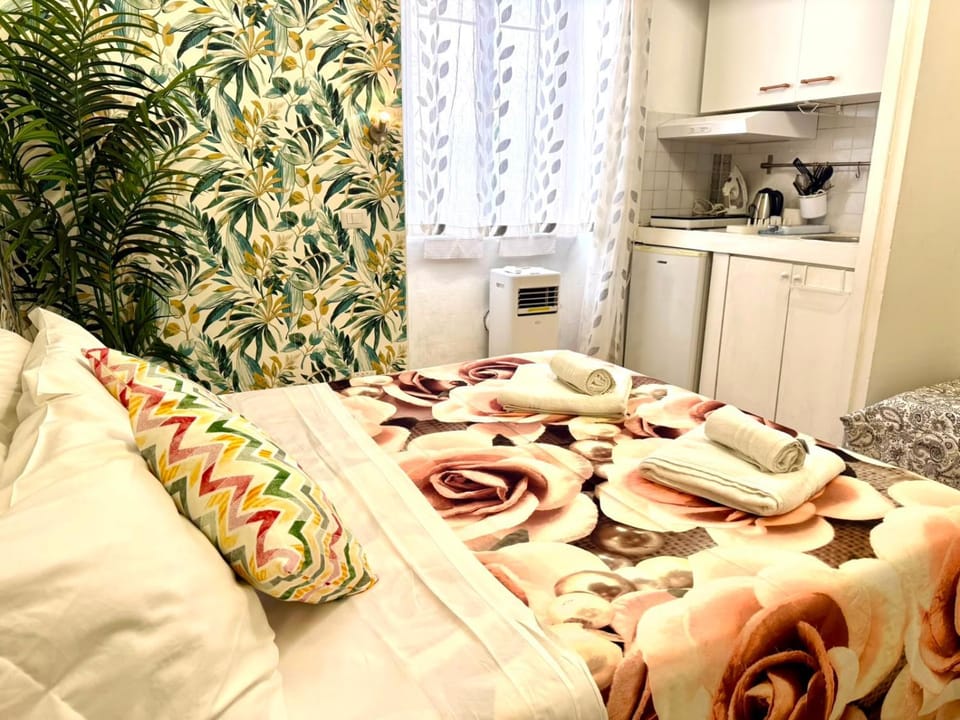 Bed, Living room, Bedroom, towels